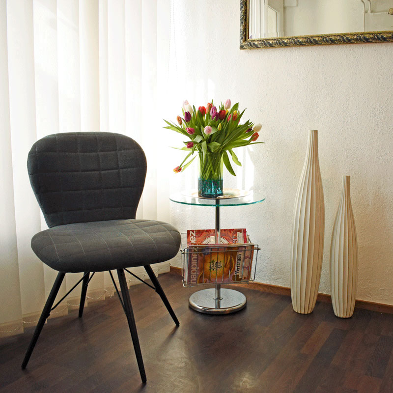 Impressionen aus dem Kosmetikstudio Wartebereich mit Sessel